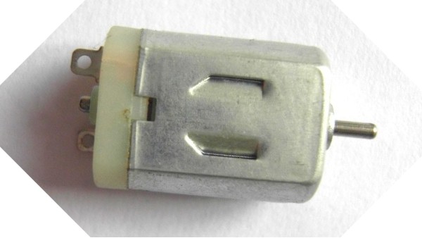 玩具直流小電機上的104的小電容有什麽作用？為什麽加瓷片電容？深圳小電機廠家為您揭秘:
